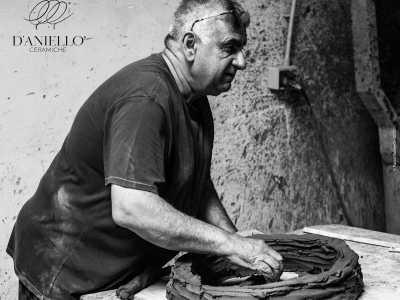 Siamo andati a trovare Carmine D'Aniello, titolare della �Ceramiche D�Aniello�...